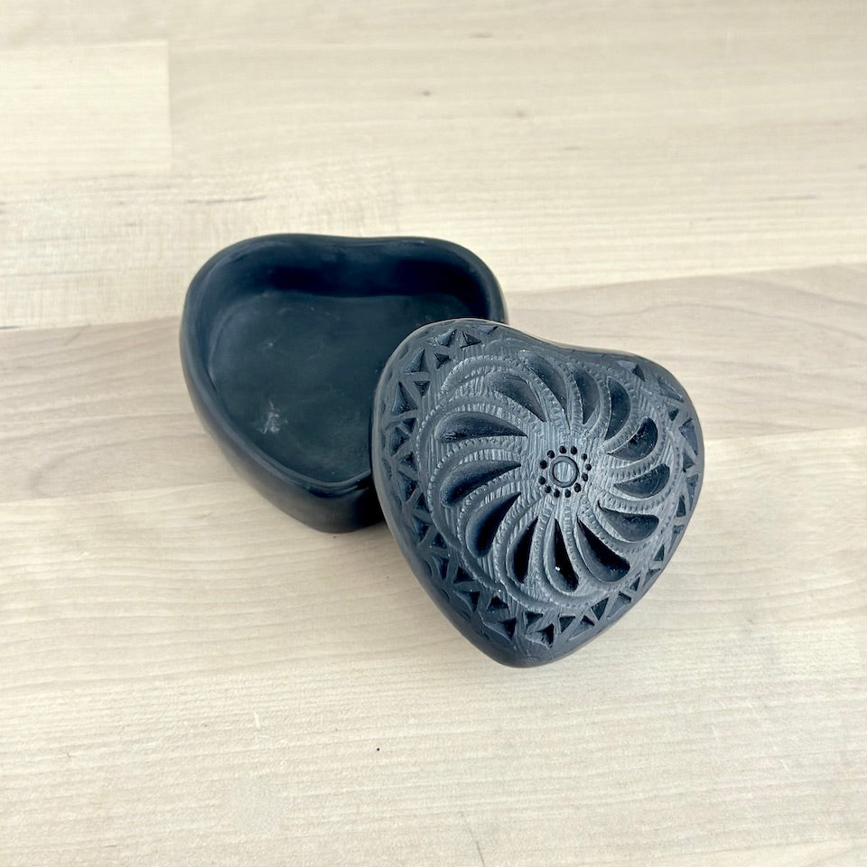 Barro Negro Heart Alajeros