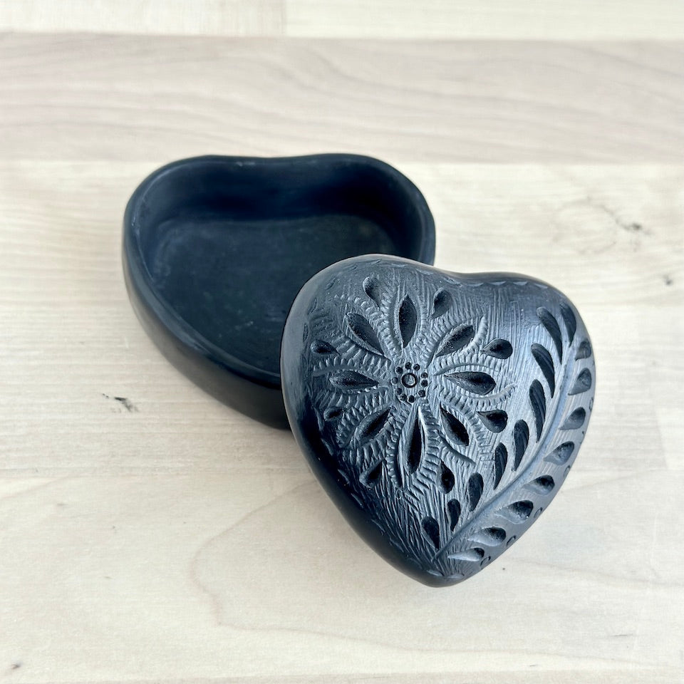 Barro Negro Heart Alajeros