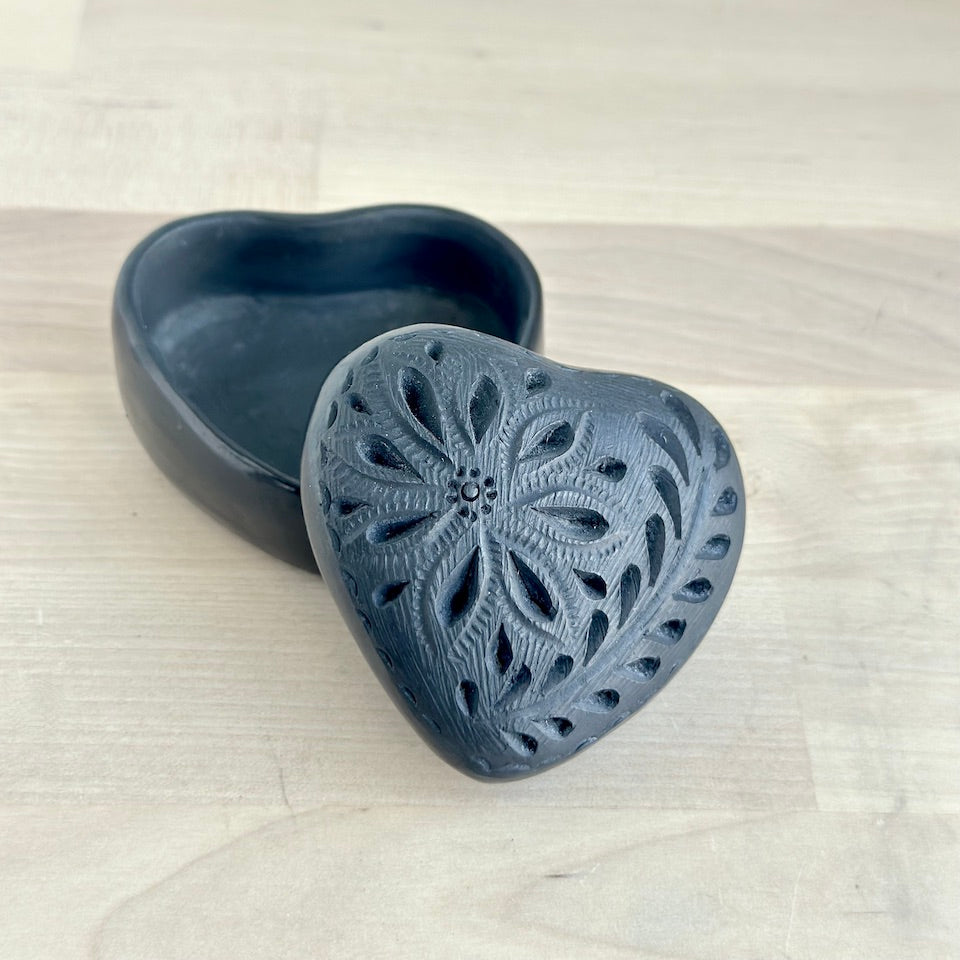 Barro Negro Heart Alajeros