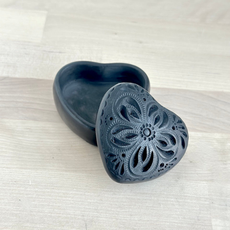 Barro Negro Heart Alajeros