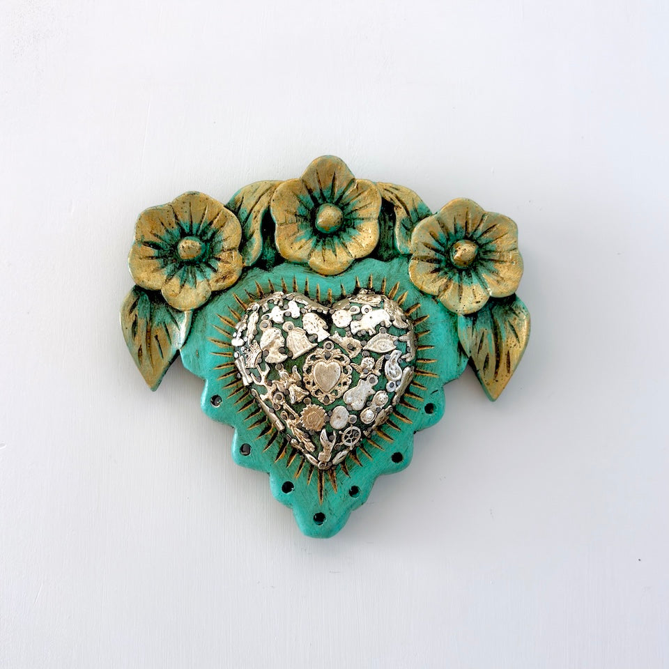 Corazon con Tres Flores