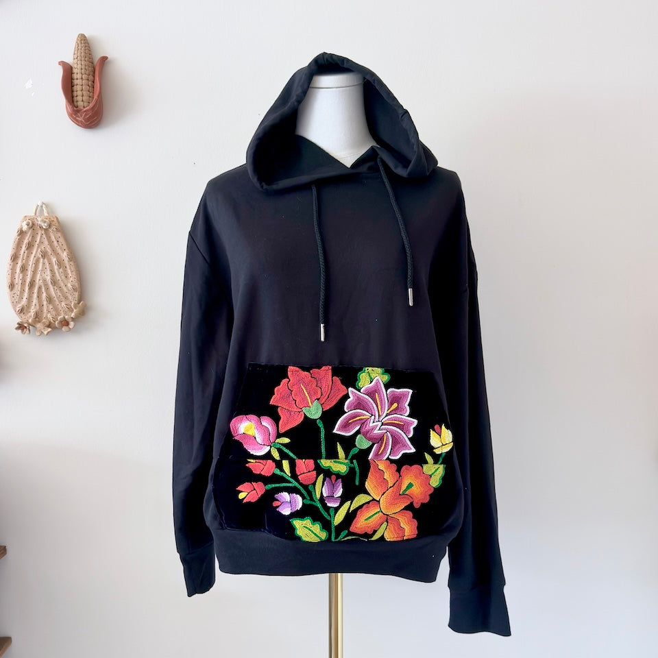 Istmo Embroidered Hoodie Sweater