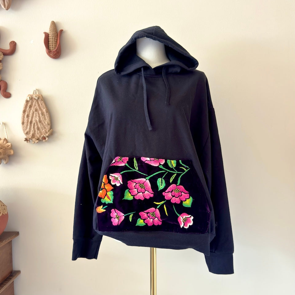 Istmo Embroidered Hoodie Sweater